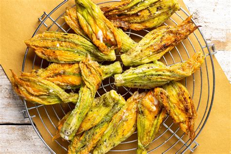 Fiori di zucca freschi in un cesto