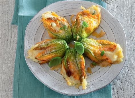 Piatto finito di zucchine e fiori di zucca saltati in padella