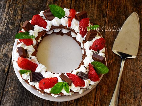 Una cream tart al cioccolato decorata con fragole e ciuffi di crema