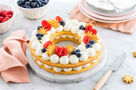 Dettaglio di una cream tart con decorazioni di frutta e cioccolato