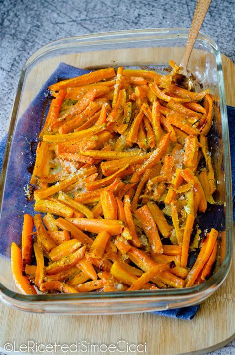 Un piatto colorato di carote al forno con erbe aromatiche