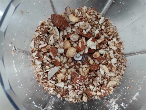 Nocciole intere e tritate per il ripieno