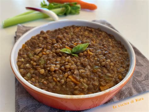 Pentola con lenticchie, cotenna e alloro