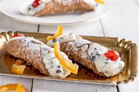sac-à-poche che riempie un cannolo con crema di ricotta