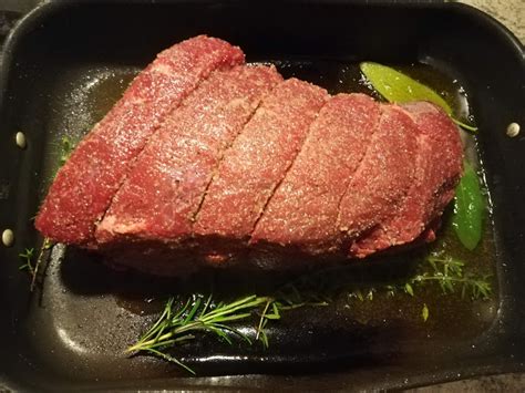 Un pezzo di roast beef in una teglia in forno