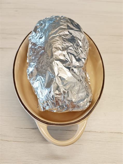 Un pezzo di roast beef avvolto in carta stagnola