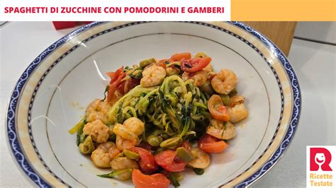 Piatto di spaghetti di zucchine con pomodorini e mozzarella