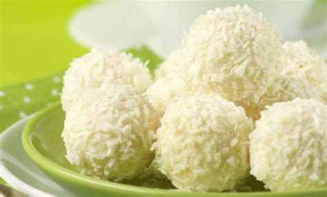 Praline al cocco e mascarpone disposte su un piatto