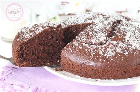 Decorazione di una torta con cocco grattugiato e scaglie di cioccolato