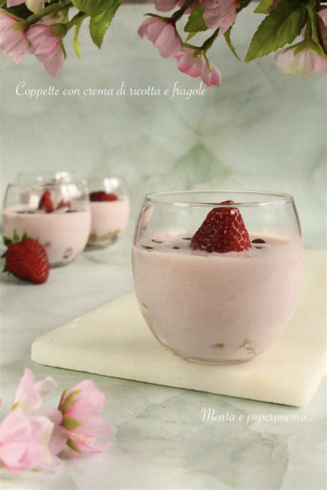 coppette con crema chantilly e fragole