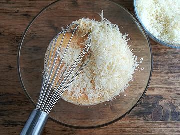 Uova sbattute con formaggio grattugiato