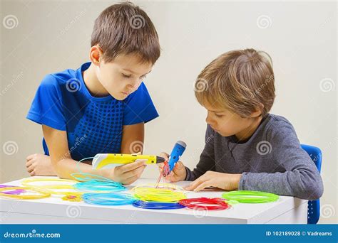 Bambini che creano calamite a forma di muffin