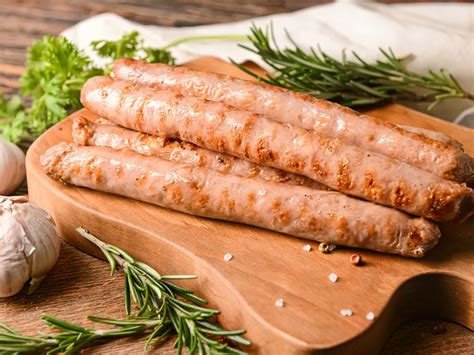 Varietà di salsicce artigianali con diverse spezie visibili