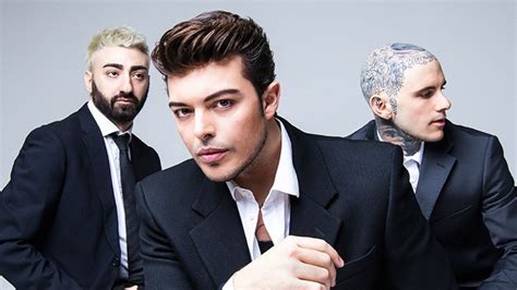 Immagine stilizzata dei The Kolors con elementi colorati
