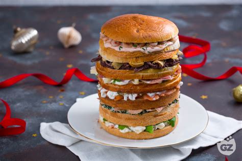 Composizione di un panettone gastronomico con vari strati