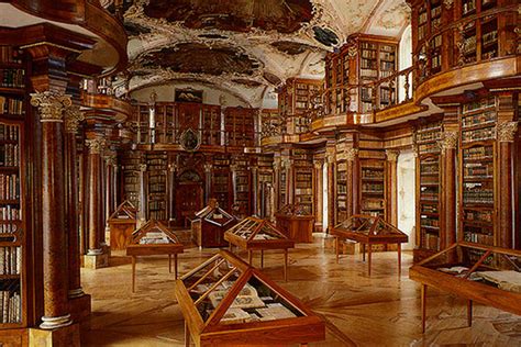 Biblioteca antica con libri