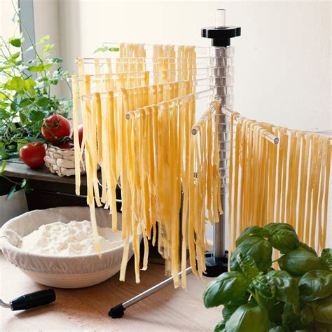 Stendino per pasta fatto in casa con tagliatelle appese