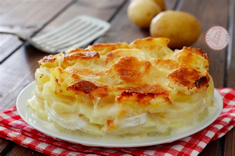 Patate fresche e ingredienti per tortino di patate