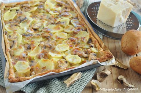 Ingredienti freschi per quiche di patate e funghi