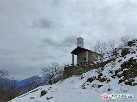 Rifugio Santa Pulenta con la Chiesa di San Vito sullo sfondo