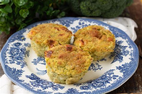 Varietà di tortini di avena con diversi ripieni