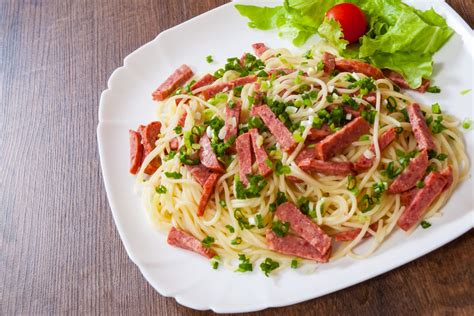 Impiattamento spaghetti con salame