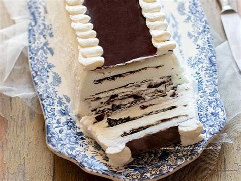 Una fetta di torta Viennetta fatta in casa con strati di gelato e cioccolato