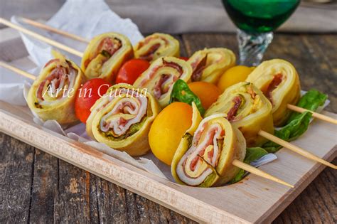 varietà di spiedini di crepes colorati