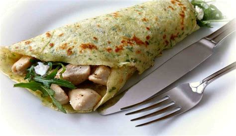 ingredienti per un ripieno di crepes: ricotta, prezzemolo, tacchino