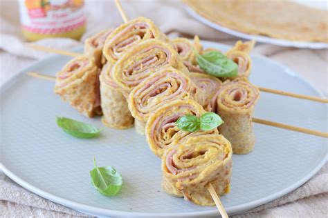 spiedini di crepes assemblati e pronti per essere serviti