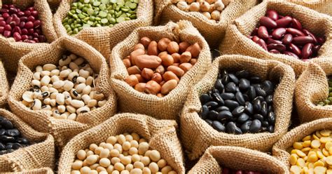Varietà di legumi secchi in un mercato
