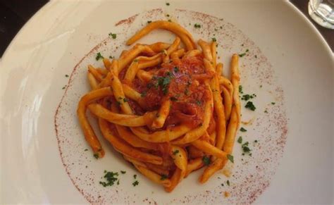 Pasta fileja con condimento piccante