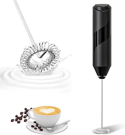 Frullino elettrico che monta la panna