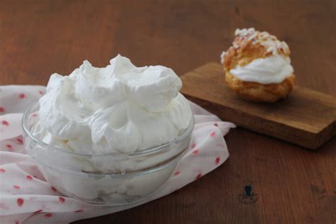 Nutella che viene incorporata nella panna montata