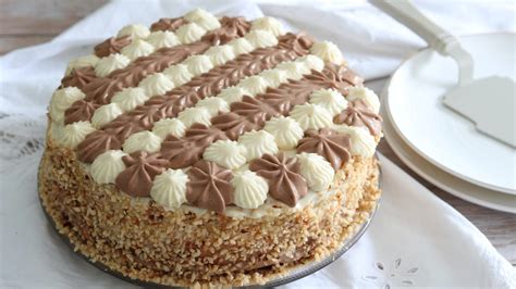 Torta di compleanno decorata con crema Chantilly e Nutella