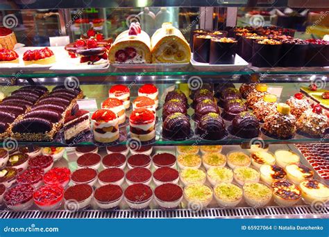 dolci elaborati in una vetrina di pasticceria