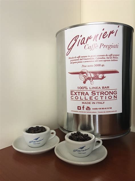 un assortimento di caffè pregiati e attrezzature per la caffetteria