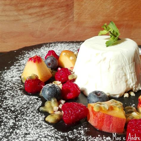 Semifreddo decorato con frutta fresca e scaglie di cioccolato