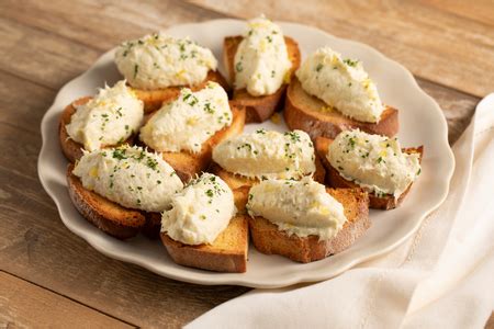 baccalà mantecato servito su crostini