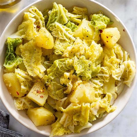 Verza e patate in una ciotola fumante