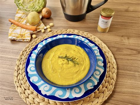 Immagine di una crema di verza e patate servita in una ciotola con un filo d'olio