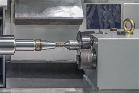 officina con filettatrice in funzione