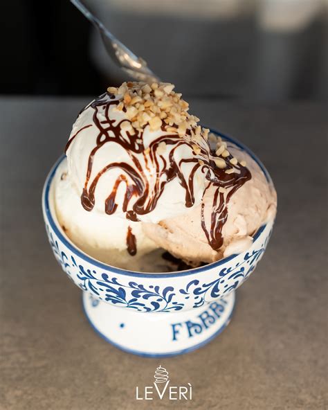 gelato artigianale in una coppa