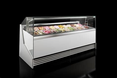 vetrina di una gelateria con vari gusti di gelato