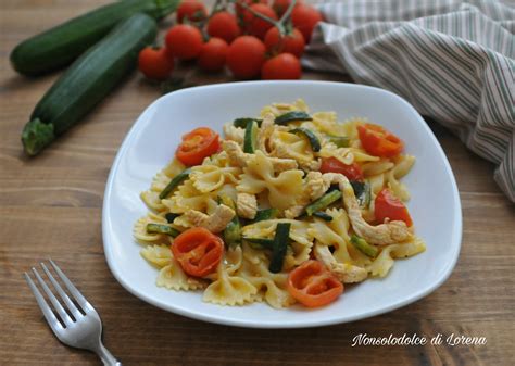 Farfalle con straccetti di tacchino, zucchine e pomodorini