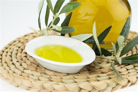 Una ciotola con olio d'oliva e strumenti per la cura dei capelli