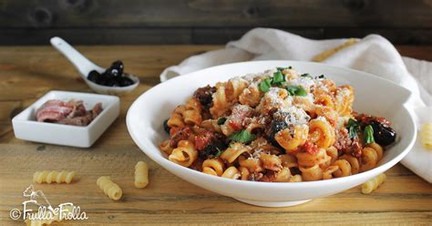 Boccoli di pasta al sugo di acciughe e olive