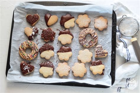 Biscotti di pasta frolla decorati per le feste