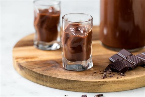 Bottiglia di liquore al cioccolato fatta in casa