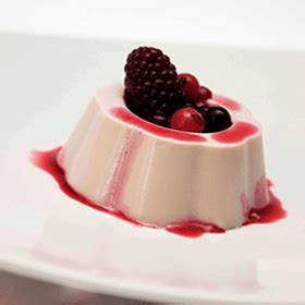 Panna cotta con salsa ai frutti rossi